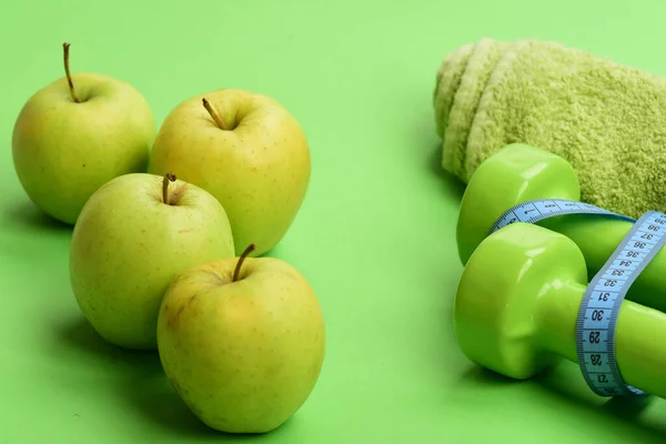 즙 이 많은 녹색 사과 옆에 있다. 식사와 스포츠 제도 개념 — 스톡 사진