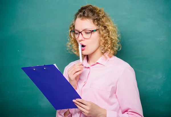 Literatuurleraar compositie lezen. Indrukwekkend cv. Schoolproject. Tutor controleert huiswerk. Een slimme vrouw heeft een tablet bij zich. Lees persoonlijk profiel. Schattig essay van aanvragers — Stockfoto