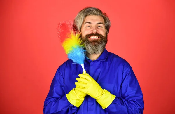 Redo att ta huset i ordning och renrum noggrant. Ojämlikhet mellan könen börjar i hushållet. Affärsman Poczta Polska dammar. servicearbetare använda ppduster. Hygien och hushållning — Stockfoto