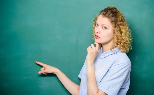 Sólo mira aquí. Los maestros iluminan el camino del éxito. Profesora delante de pizarra. Información importante para recordar. Profesor amigo de los estudiantes. El profesor explica el tema difícil. Presta atención. — Foto de Stock