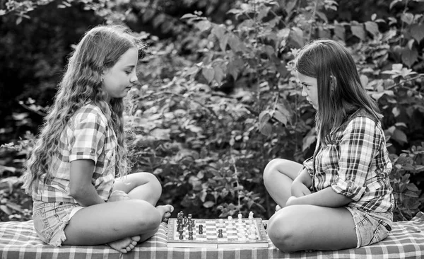 Спробуй мене перемогти. шахи грають сестер. досвідчені діти. увімкніть мозок. змусити мозок працювати. ранній розвиток дитинства. гідні опоненти. розвивати приховані здібності. концентровані дівчата грають в шахи — стокове фото