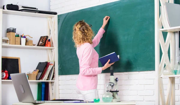 Bildungsprogramm für die Grundschule. Mädchen liebenswert lehrer im klassenzimmer. Strukturiertes Bildungssystem. Zu den Ausbildungsmethoden gehören das Erzählen von Geschichten und die gezielte Forschung. — Stockfoto