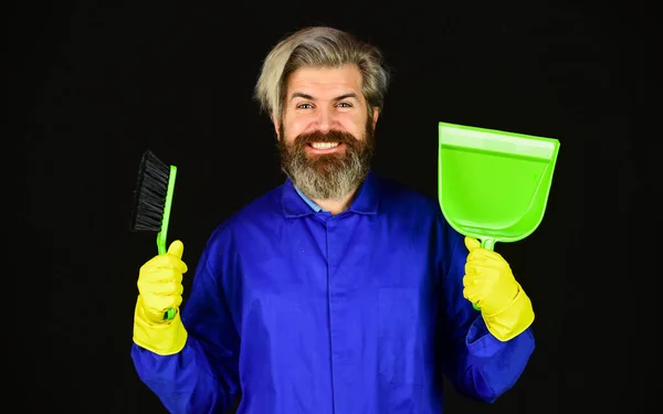 君に驚きを用意した。家事や家事など。掃除用品付きの男性清掃員。床を掃除して。掃除屋さん。髭を生やした男がモップで掃除してる。手袋を着用する。掃除夫の家 — ストック写真