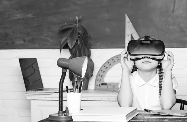 Virtuelle Bildung. Kind niedlichen Schüler tragen hmd vr Brille. Studium in virtueller Realität. moderne Technologie. Interessante Lektion. virtueller Unterricht. Online-Hausaufgabenbetreuung. Mädchen lernen in virtueller Schule — Stockfoto