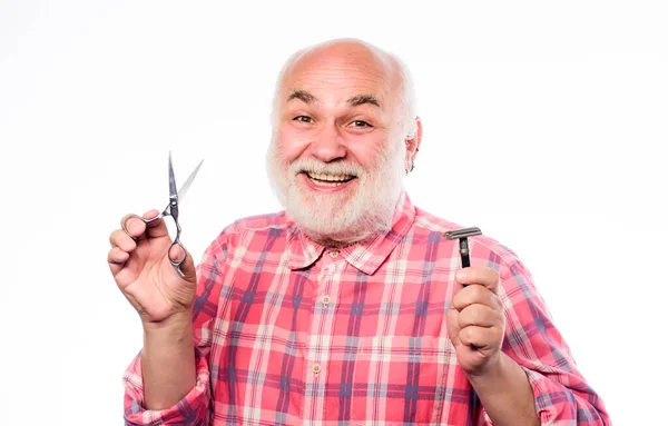 Um toque final. homem barbudo maduro isolado no branco. tesoura cortar e escovar o cabelo. conceito de barbearia. acessórios de barbear. velhote sem barba tem bigode e barba. barbear kit de ferramentas lâmina lâmina — Fotografia de Stock