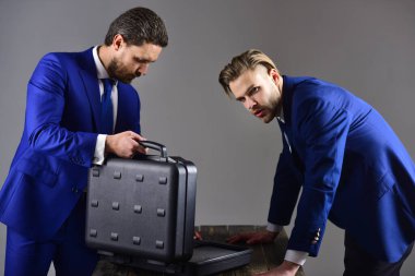 İş adamları yasadışı ticaret ya da rüşvet teklif ediyor. Takım elbiseli adamlar