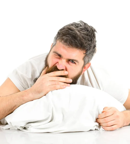 El hombre con la cara de bostezo somnoliento yace en la almohada . — Foto de Stock