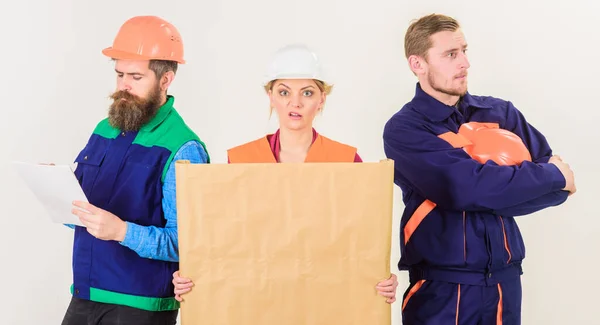 Conceito de discordância. Construtor, engenheiro, arquiteto discutem no trabalho — Fotografia de Stock