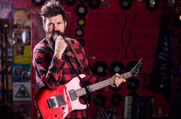 Músico com barba tocar instrumento de guitarra elétrica . — Fotografia de Stock