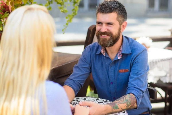 Hombre con cara feliz enamorarse de rubia — Foto de Stock