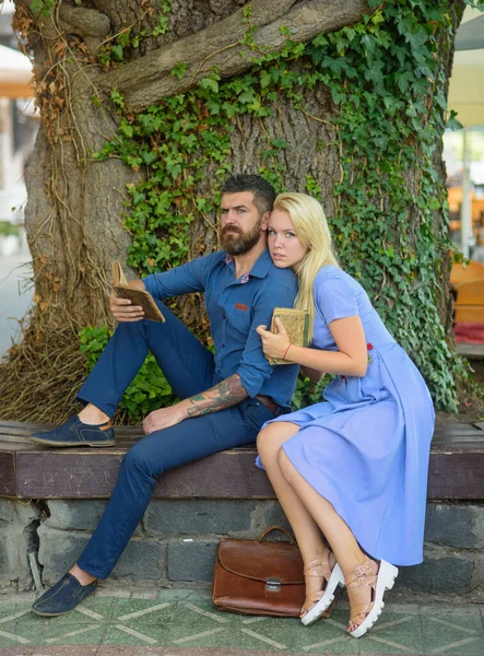 Casal no amor abraços ao ar livre, natureza fundo, desfocado . — Fotografia de Stock