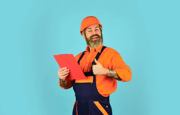 Foreman med dokument. Levererar byggnadsmaterial. Mannen i hård hatt håller urklipp ser information. Köp material för renovering. Skäggigt förråd. Checklista. Jag inspekterar. Kontrollkoncept — Stockfoto