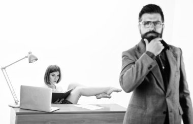 Boş bir iş görüşmesinden sonra. İnsan kaynakları yöneticisi başvuru sahibi ile iş görüşmesi için hazırlanıyor. Adaylara röportaj sorularını okuyan seksi bir muhabir. İnsan kaynakları departmanında iş görüşmesi.