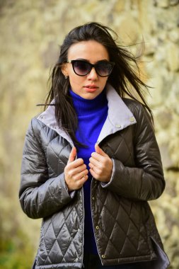 Kısa ceketli kız şehir tarzı. Kadın psikolojisi. Kadın model açık havada. Kadınlar serin havanın tadını çıkarır. Lüks ve konforlu bir stil ve sınıf. Moda kıyafeti. Rüzgarlı bir gün. Otantik hissediyorum.
