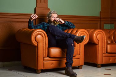 Rahatlamaya ihtiyacım var. Erkek kulübü. Erkeklerin elinde cam viski. Zalim sakallı hippi deri koltukta rahatlarken sigara içiyor. Tatlı bağımlılıklarım. Gerçekten rahatla. Konyakla rahatla.