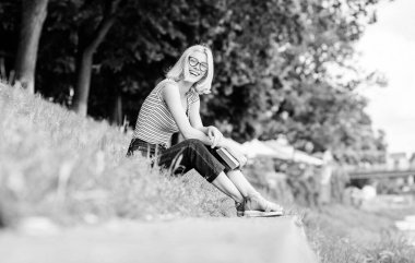 Roman yazarından esinlendim. Okumak benim hobim. Yaz çalışması. Açık havada kitap okuyan kız öğrenci. İlginç bir hikaye. Rahatla ve yeni bilgiler al. Parkta kitap okuyan bir kadın. Kaprisli kız.