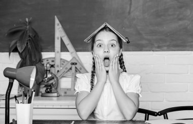 Oh hayır. Okulda birlikte ders çalışan küçük bir kız. Resmi olmayan ve gayri resmi eğitim. Gelecekteki başarı çalışmaktır. Sınıftaki küçük çocuk. Okula dönüyorum. Modern teknolojiyle dijital çağ