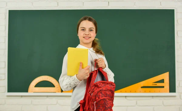 Bildungsaktivität. Kinder lernen in der Schule. Mein Rucksack ist genau richtig. Kluges Schulmädchen. Schulbildung. Kluger Teenager-Student. Wissenstag. Mädchen im Klassenzimmer kopieren Raum. Schulprojekt — Stockfoto