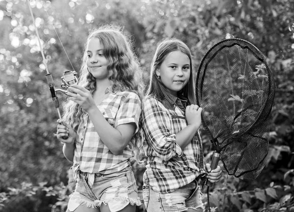 Habilidades de pesca. Passatempo de verão. Feliz sorrindo crianças com rede e vara. Feliz infância. Adorável meninas natureza fundo. Trabalho de equipa. Actividades de campismo. Pesca com mosca. Crianças passam tempo juntos pesca — Fotografia de Stock