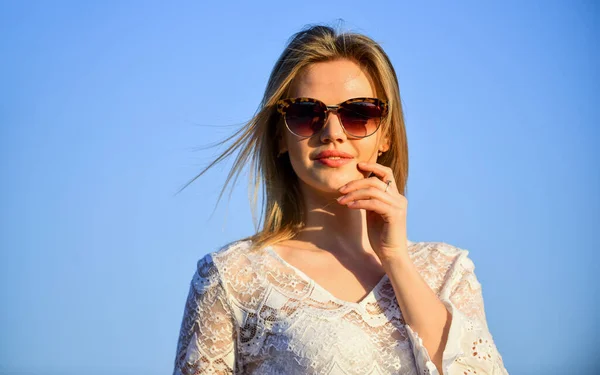 Ervaren reiziger. strand mode stijl. Zomer buiten levensstijl. Gelukkige jonge vrouw poserend boven de blauwe lucht. mooie jonge mooie vrouw met een zonnebril. Zomer outfit. Portret van het mooie meisje. — Stockfoto