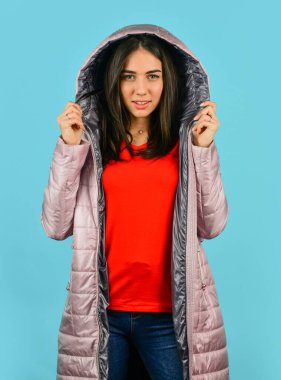 Şirin, güzel, kırmızı ceketli, mavi arkaplan. Moda senin kim olduğunu yansıtmalı. Kadınlar serin havanın tadını çıkarır. Kadın manken. Lüks ve konforlu bir stil ve sınıf. Moda kıyafeti.