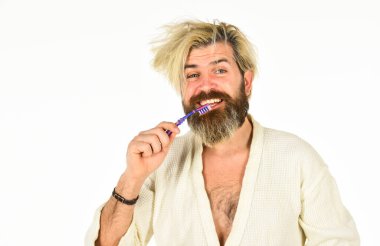 İç çamaşırlı adam. Hijyen. Terry bornozlu adam banyoda diş fırçaladı. Olgun bir adam spa 'da rahatlatıcı bornoz giyer. Beyaz bornoz giyen sakallı adam. Otel spa tatili