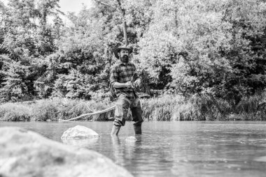 Balık çiftçiliği pisikürlüğü ticari olarak balık yetiştiriyor. Nehir gölü göleti göleti. Alabalık çiftliği. Sadece balıkçılar nehir suyunda durur. Adam sakallı balıkçı. Balıkçı balıkçı ekipmanları. Hobi spor aktivitesi