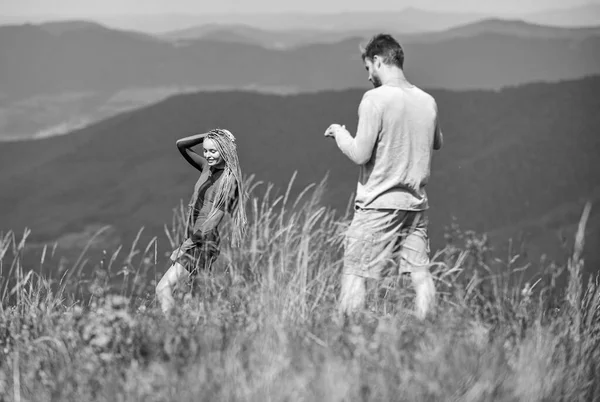 Memorie sconvolgenti. Uomo e donna posa foto dal cellulare. Facciamo una foto. Concetto vacanza estiva. Ancora uno sparo. Viaggia insieme al tesoro. Un paio che scattano foto. Coppia innamorata escursioni in montagna — Foto Stock