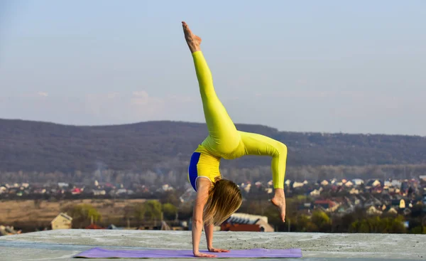 Turnerin. Es wird nie einfacher. Flexible Mädchen im Freien. Frau praktiziert Yoga. Dehnen der Muskeln. Fitness-Trainer. Frau turnt Kunststücke. Man wird einfach stark. Akrobatische Gymnastik — Stockfoto