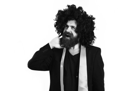 Takım elbiseli beyaz hippi ve siyah kıvırcık peruklu.