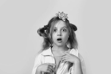 Okul kızı ve hediye kutuları için kağıt yay.