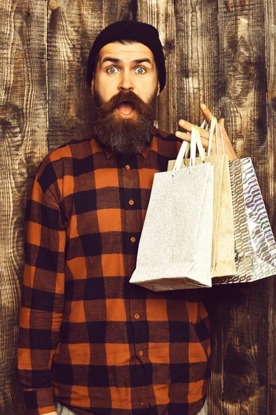 Bärtiger brutaler kaukasischer Hipster mit Schnurrbart hält Einkaufspakete in der Hand — Stockfoto