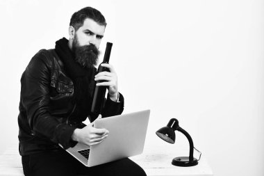 Masada dizüstü bilgisayarla oturan vahşi beyaz hippi.