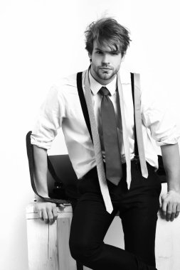 Beyaz arka planda renkli kravatları olan sakallı maço adam.