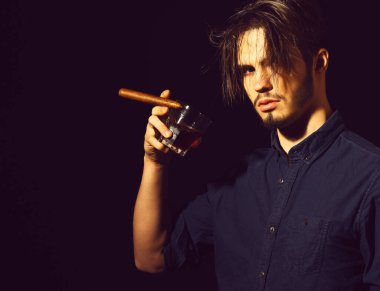 Stüdyoda viski içen ciddi sakallı adam.