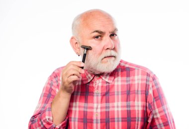 Sadece ben, başkası değil. Berber dükkanı konsepti. Traş aksesuarları. Tıraşsız yaşlı adamın bıyığı ve sakalı var. Kes ve saç fırçala. Beyaz sakallı, olgun bir adam. Tıraş bıçağı alet çantası