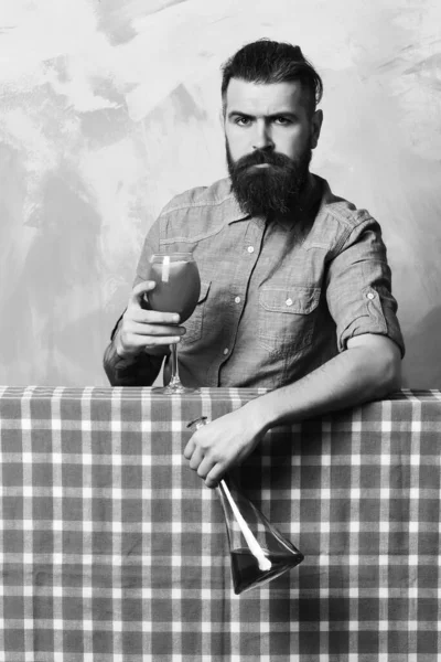 Жестокий кавказский хипстер с алкогольным коктейлем и флягой — стоковое фото
