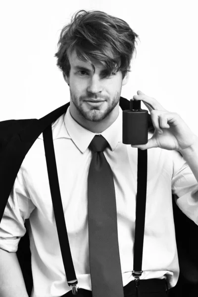 Caucásico elegante hombre posando con perfume sobre fondo blanco — Foto de Stock