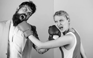 Spor başarısı. İlişki sorunları. Spor. Aile boks eldivenleri. Güç ve güç. Sakallı hippi adam bir kadınla kavga ediyor. Nakavt yumruğu. ki o haklı. Dövüşü kazan