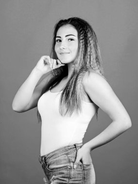 Ekstra hacim. Moda ürünü. Sakat saç stili. Mavi arka planda kız saç stili. Saç şekillendirme metodu dalgalı hale gelir. Kuaför salonu. Hasarlı saç. Kişisel bakım. Makyaj Kozmetiği