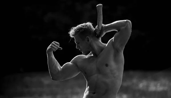 Το σώμα του είναι τέλειο. Ξυλοκόπος με τσεκούρι στο χέρι. μυώδης άντρας με τσεκούρι. σέξι αρσενικό γυμνό τσεκούρι κοιλιά. έννοια bodybuilding. Ο ξυλοκόπος ξυλοκόπος σέξι γυμνός αθλητικός κορμός. Η έννοια του μασκοφόρου. Παράνομη καταγραφή — Φωτογραφία Αρχείου