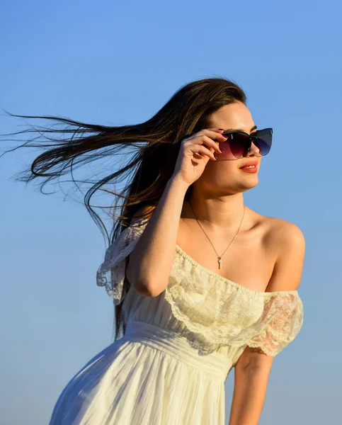 Haar perfecte stijl. Zomer buiten levensstijl. Gelukkige jonge vrouw poserend boven de blauwe lucht. mooie jonge mooie vrouw met een zonnebril. Zomer outfit. Portret van het mooie meisje. strand mode stijl — Stockfoto