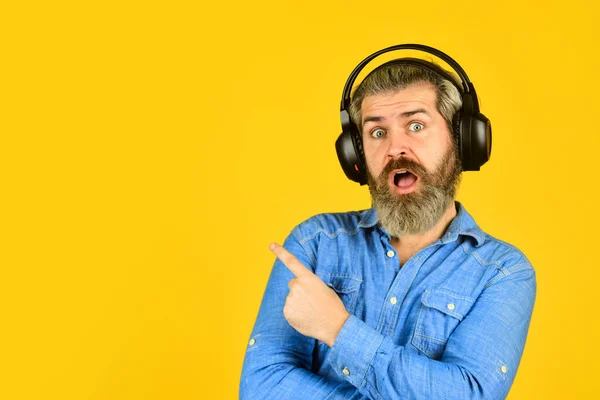 Populaire muziek afspeellijst. Muziek beat. Geluidsonderdrukkingsfunctie. Een DJ hipster. Man met baard hipster koptelefoon luisterend naar muziek. Zanger op repetitie. Hipster genieten van uitstekende geluidslied in oortelefoons — Stockfoto