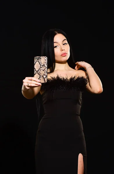 Filtro Selfie. Mulher glamourosa atraente corpo sexy magro. Vida de luxo. Uma namorada de luxo. Menina vestido preto sexy. caso de smartphone de luxo padrão animalístico. Sexy menina chamada de vídeo. Tecnologias modernas — Fotografia de Stock