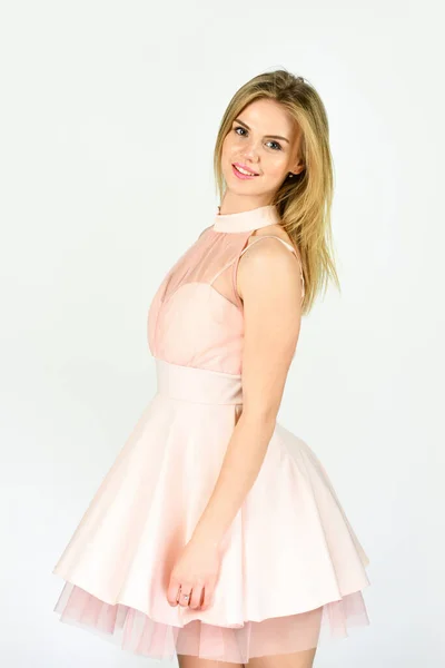 Aufregung. sexy Blondine trägt rosa Kleid. bereit für eine formelle Party. sieht trendy und stilvoll aus. modischen Look der sexy Frau. mit perfekter Frisur. weibliche Schönheit und Mode. Schönheitslächeln — Stockfoto