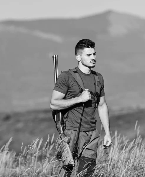 Doğayı izleyen bir adam. Avcı tüfeği. Silahlı yakışıklı avcı. Vahşice erkeksi bir hobi. Güvenlik önlemleri. Doğal ortam. Avcı boş zamanlarını avlanarak geçiriyor. Avlanma ekipmanları — Stok fotoğraf