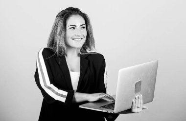 Yeni bilgiler ediniyorum. Çevik iş. Kız pazartesileri siber alışveriş yapıyor. Kadın bilgisayar kullanıyor. Modern hayatta yeni teknoloji. İnternette mutlu öğrenci çalışması. blog ve dijital pazarlama