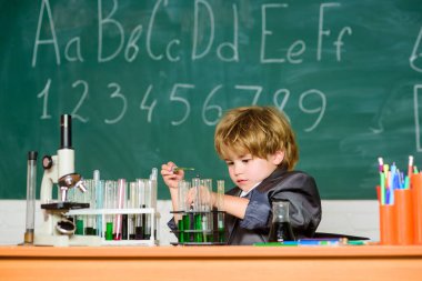 Eğitim deneyi. Erkek mikroskobu ve test tüpleri sınıfı. Bilgi kavramı. Büyüleyici bir konu. Bilgi toplama günü. Çocuk biyoloji kimyası okuyor. Temel bilgi ilköğretim
