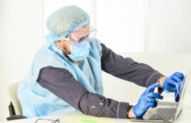 Koruma konsepti. uzaktan çalışma konsepti. Doktor üniformalı adam. Adam solunum maskesi, eldiven ve koruyucu gözlük takıyor. Evde güvende kal. Koronavirüs salgını. Hijyen kilitlendi.
