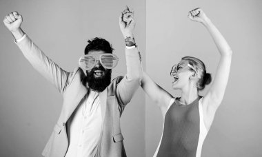 Rahatla ve eğlen. Arkadaşlık. Birlikte kutlayalım. Parti eğlencesi. Birbirine aşık çiftler. hippi adam ve kız parti gözlükleri. Ofis partisi. En iyi arkadaş ilişkileri. Sakallı adam ve güzel kadın.